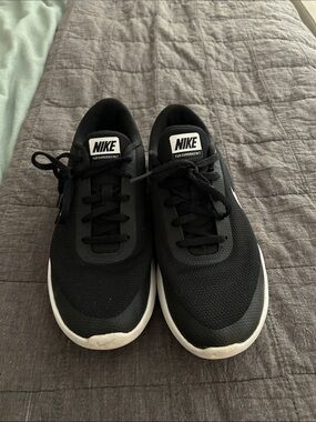 Nike Black and White Casual Lightweight Sneakers